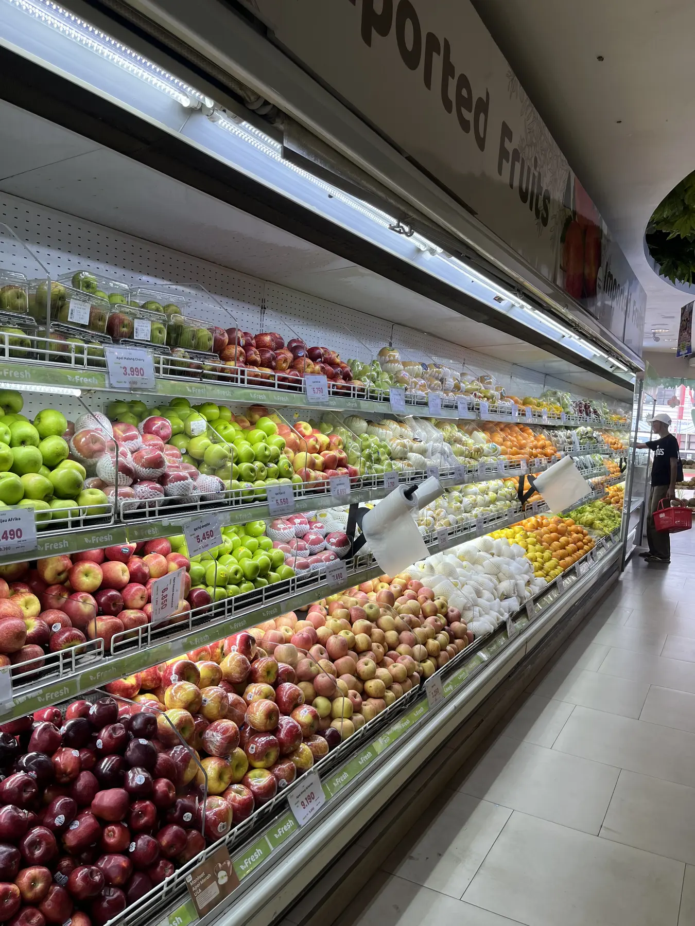Display buah segar di Cherry Fresh Fruit Market