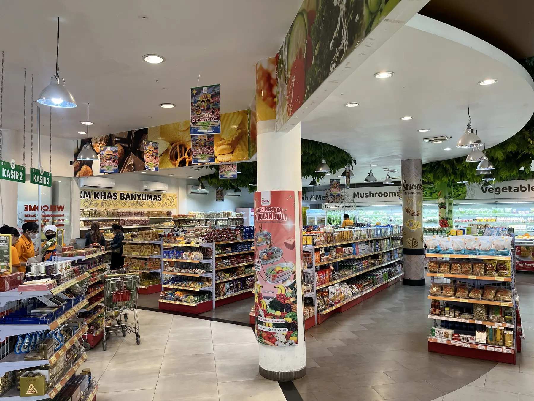 Suasana area tengah Cherry Fresh Fruit Market