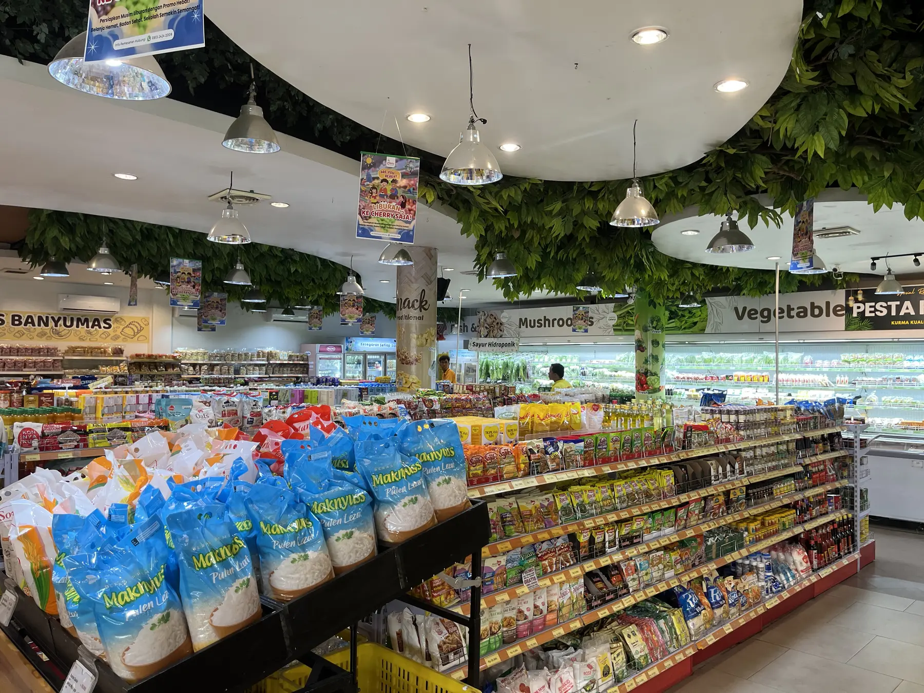 Snack, minuman, dan kebutuhan harian