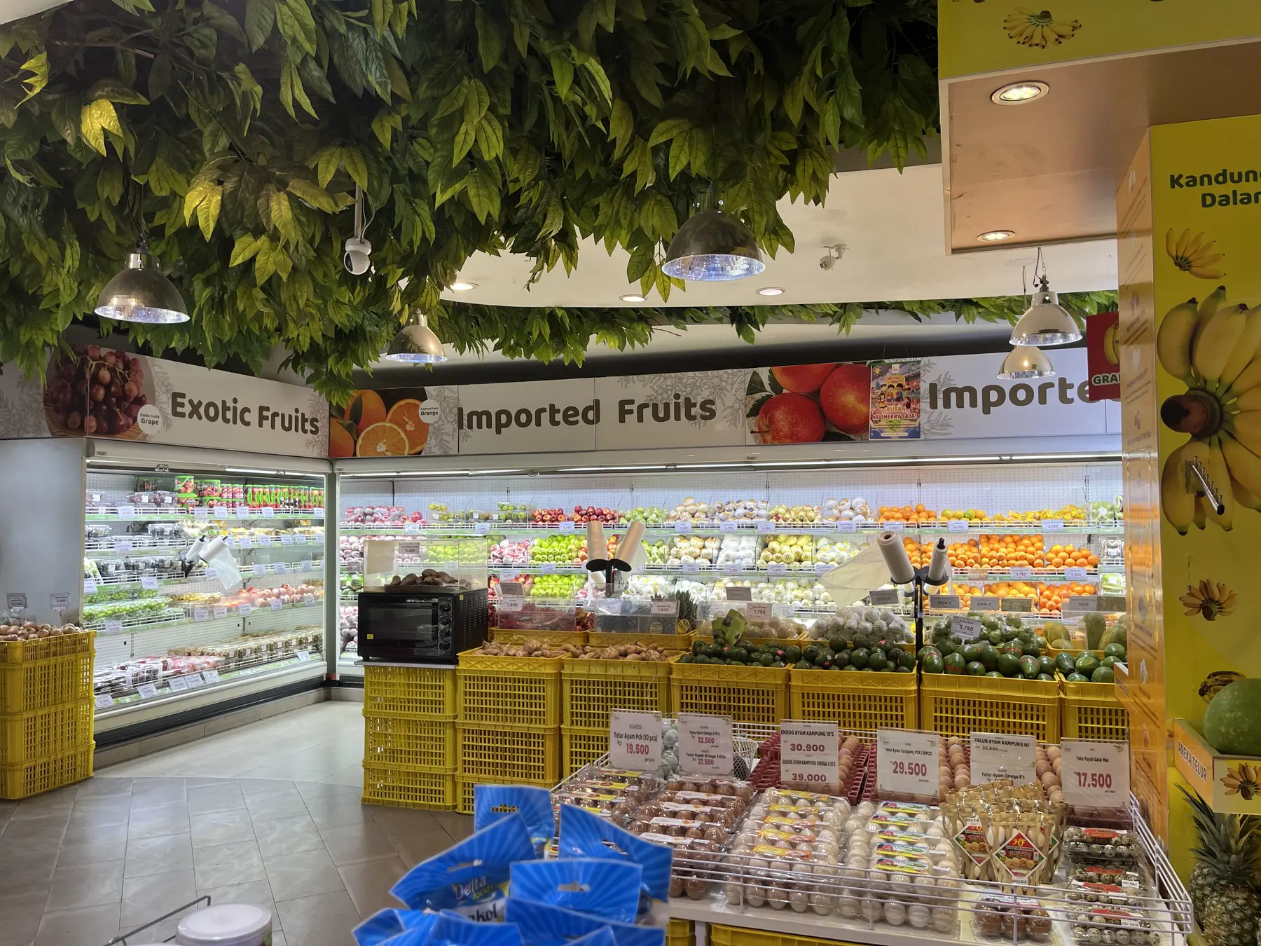 Area buah impor Cherry Fresh Fruit Market