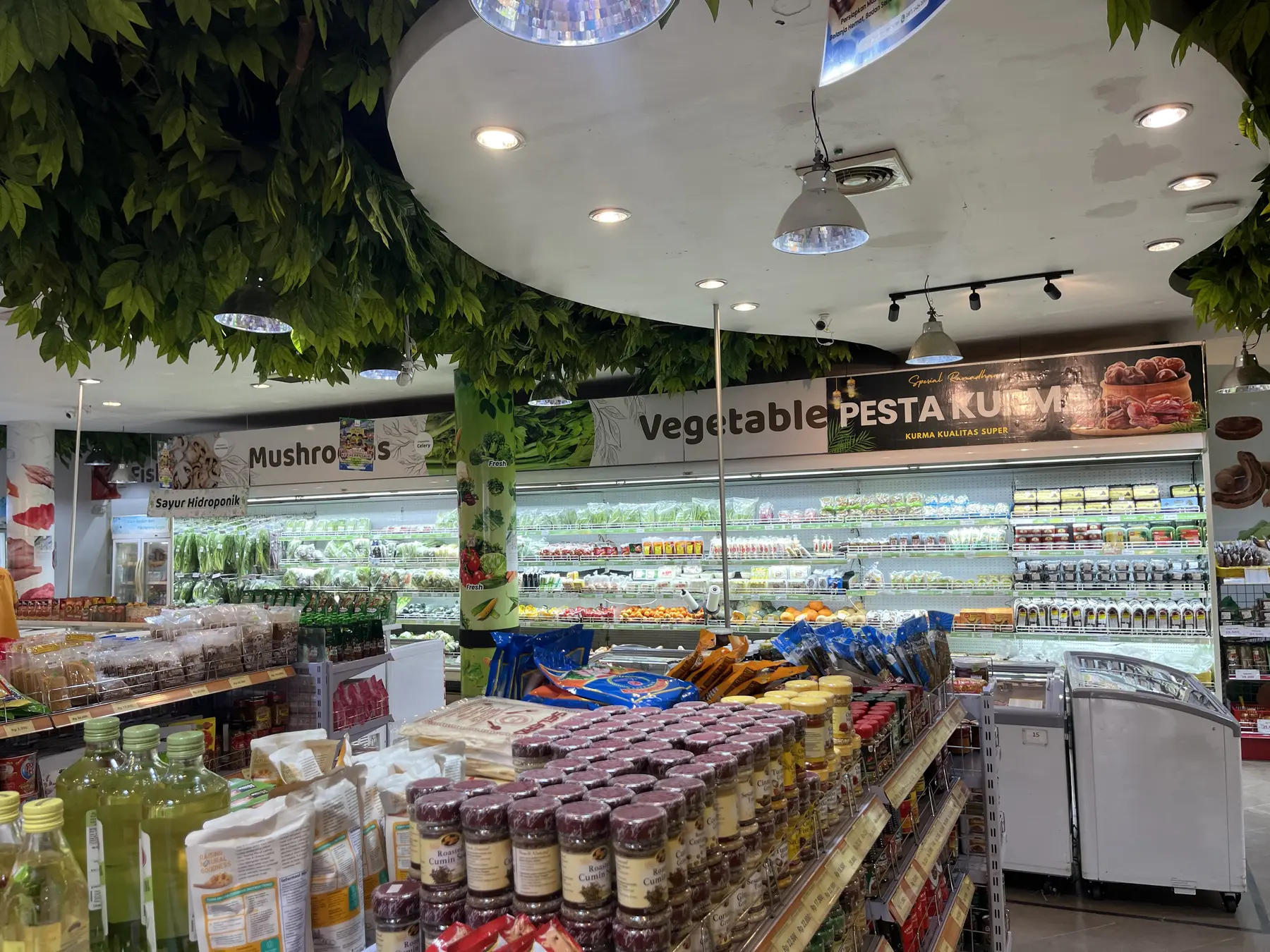 Display sayur dan produk pilihan Cherry